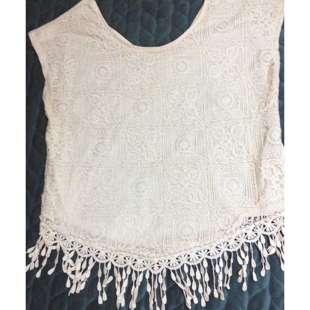 Eyeohadew/Casual Lace front top creamy color Fringe Sz Lg